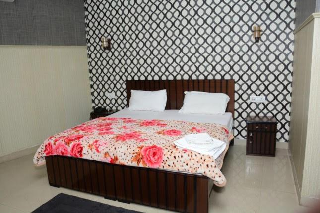 Krazy Hotel Халдвани Экстерьер фото